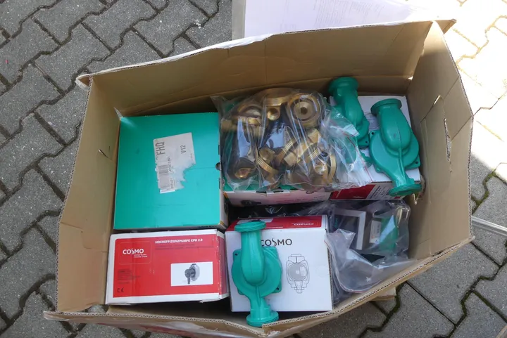 Karton mit Sanitärzubehör u.a. Heizungspumpen